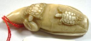 Netsuke, ivoire. Don Langweil, Unterlinden (Colmar)
Tortues sur feuille de lotus