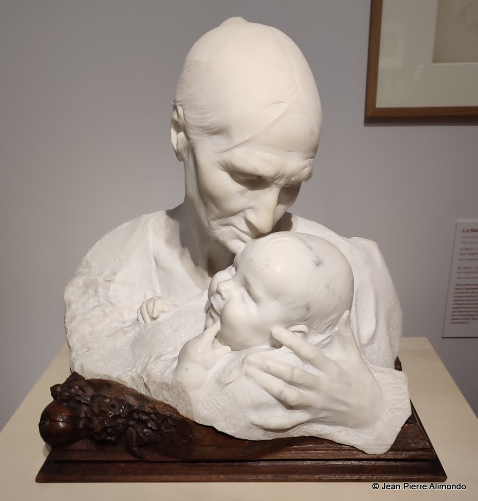 Jean Dampt Le Baiser de l’aïeule, 1892 Marbre, bois Musée d’Orsay